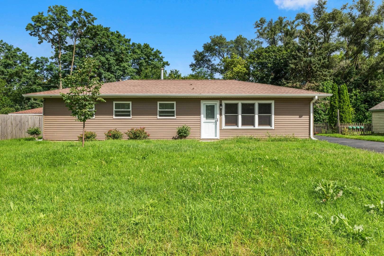 2302 Manor LN, Mchenry, IL 60051