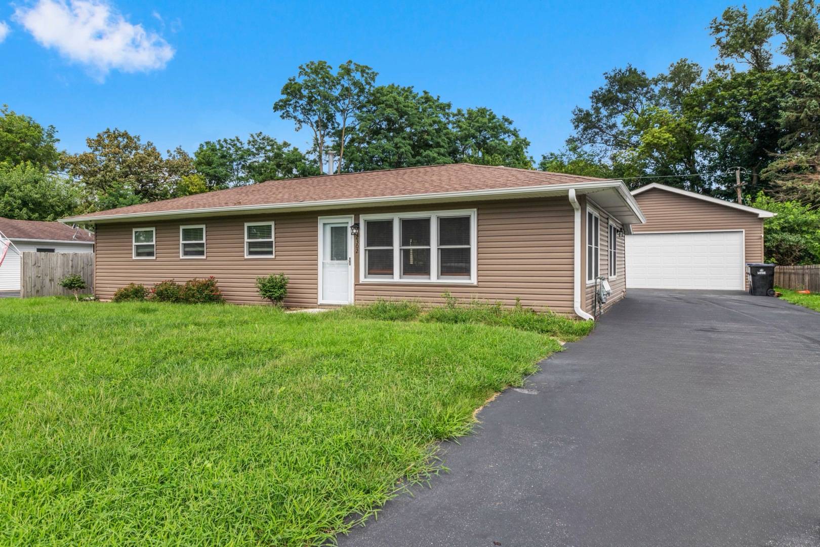 2302 Manor LN, Mchenry, IL 60051