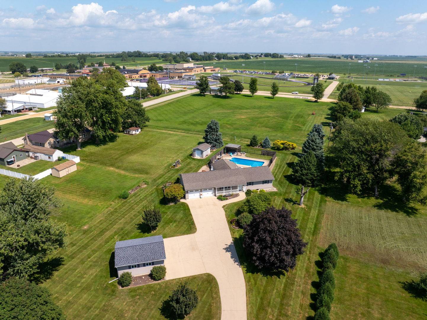 214 E 7th ST, De Witt, IA 52742