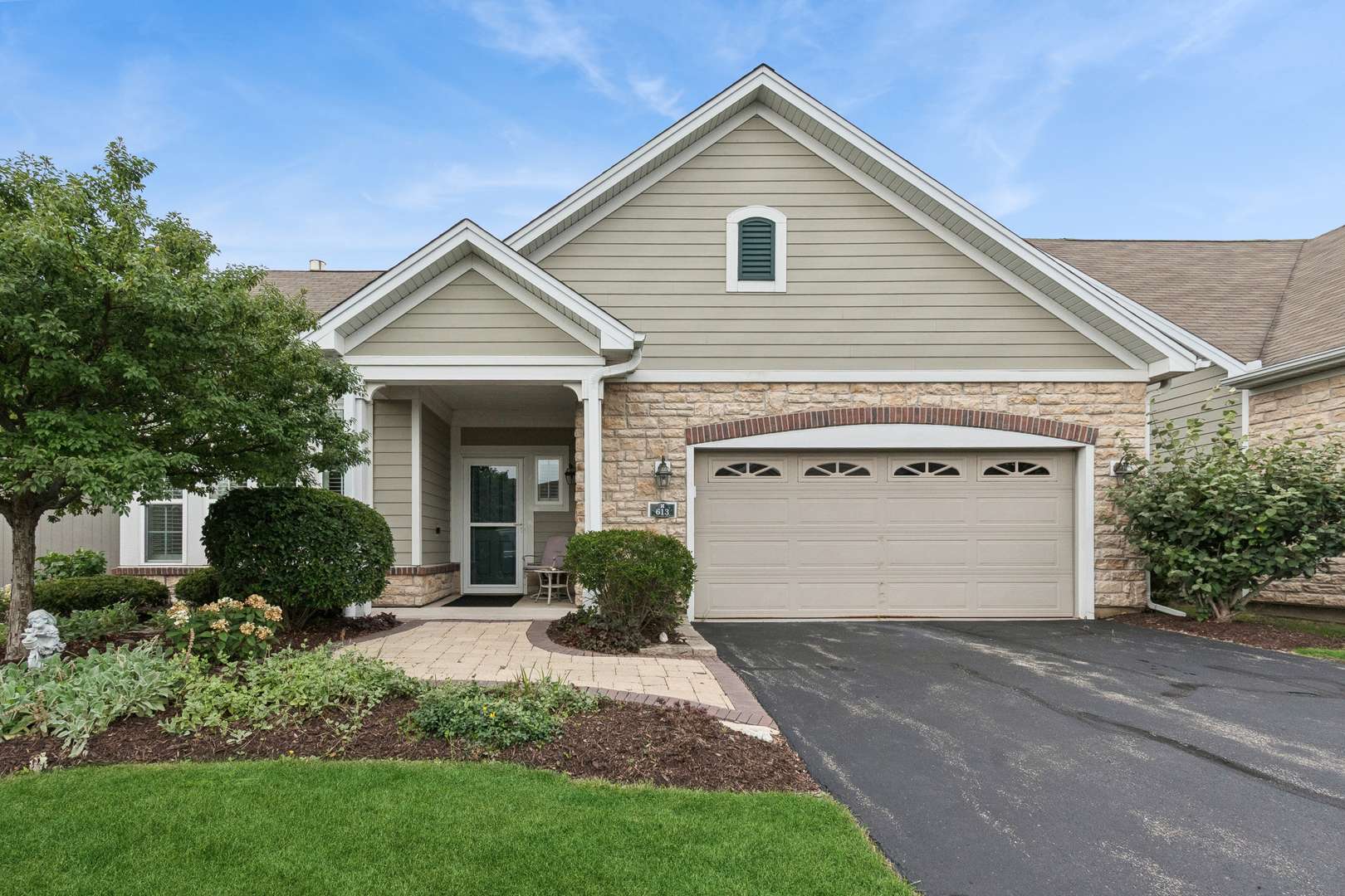 613 Handel LN, Woodstock, IL 60098