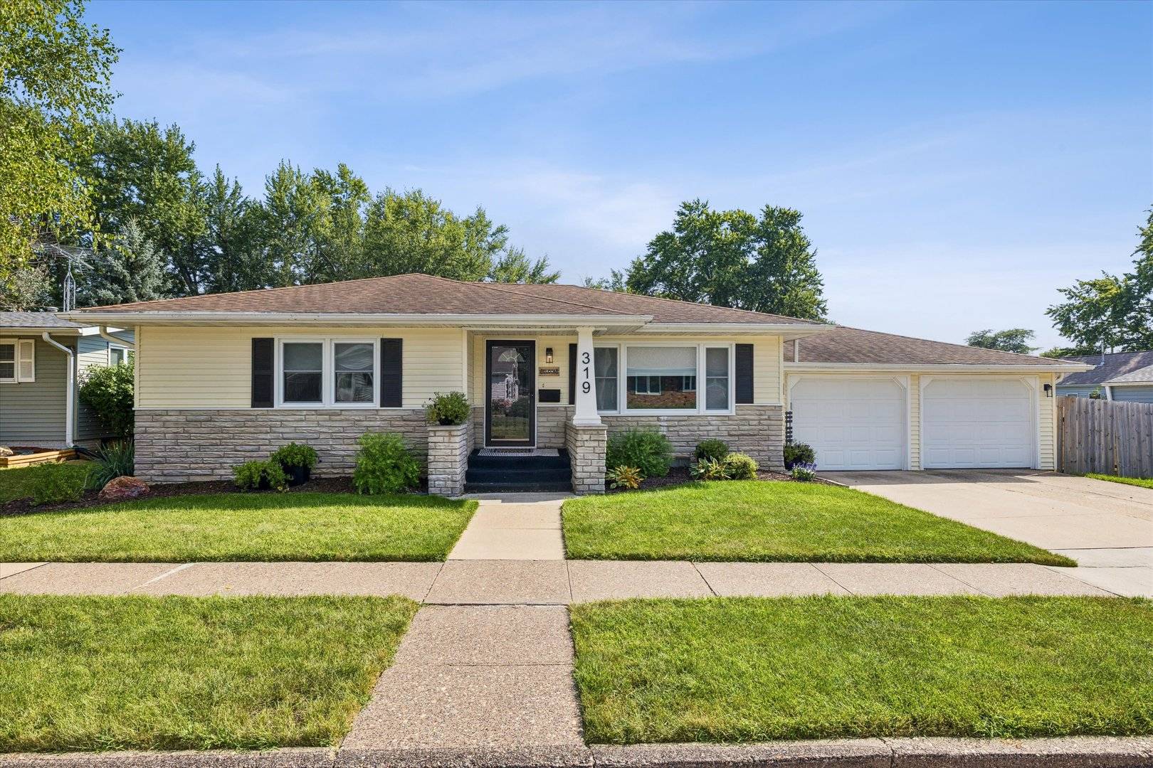 319 4th ST, De Witt, IA 52742