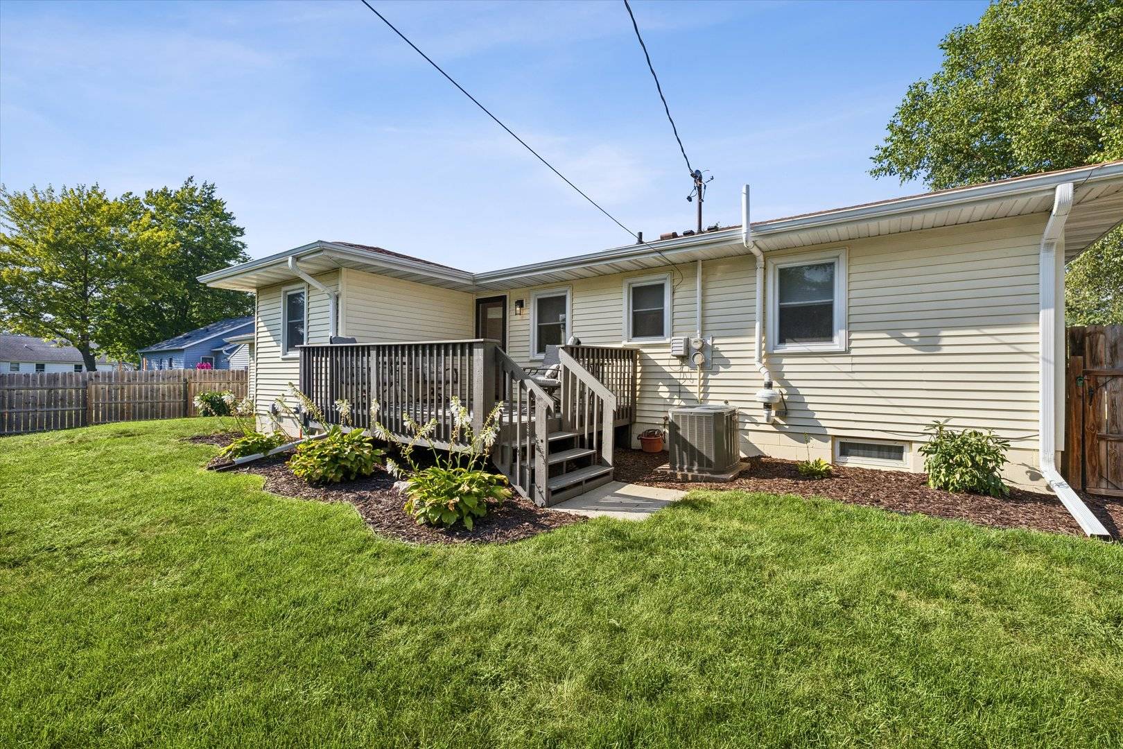 319 4th ST, De Witt, IA 52742