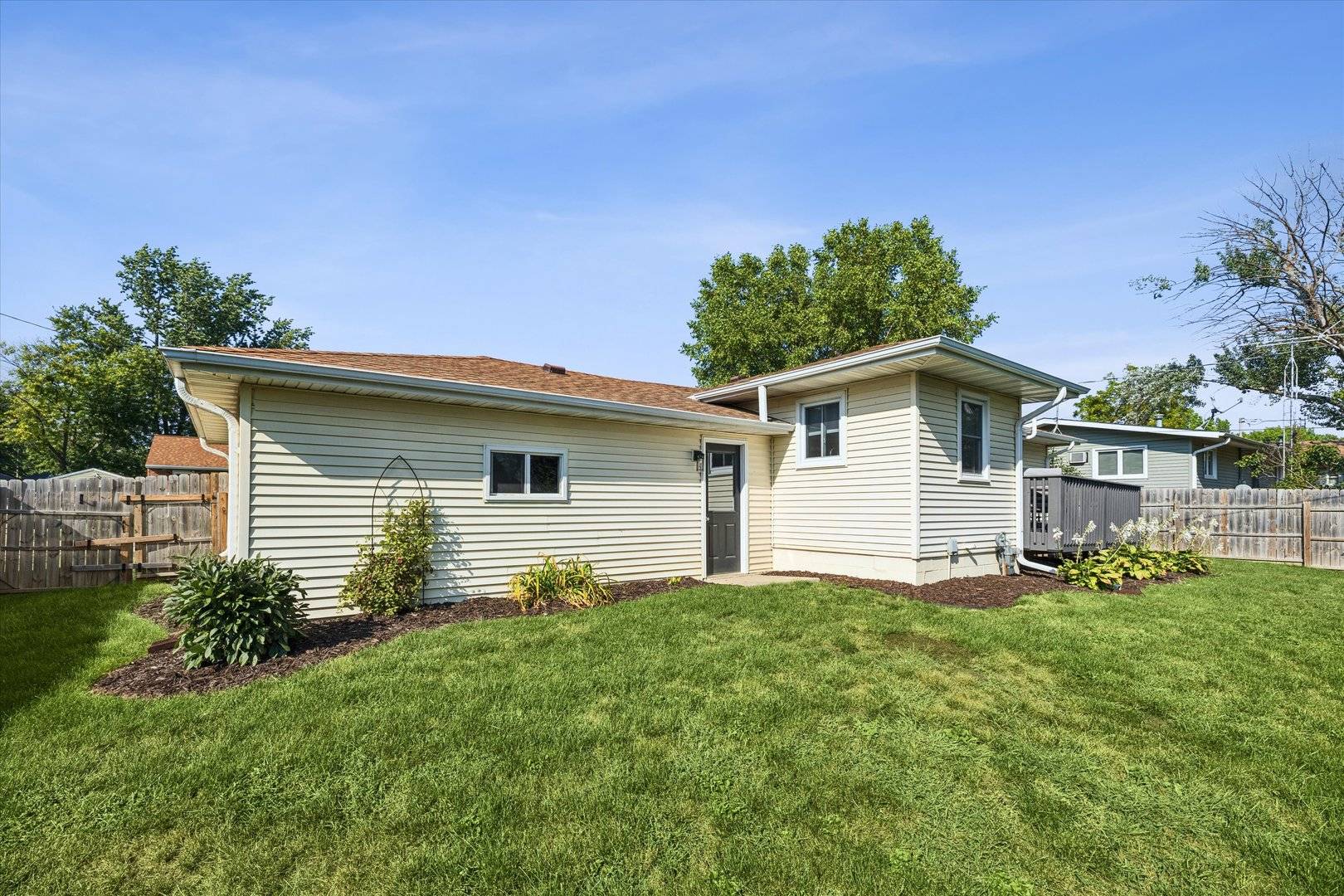 319 4th ST, De Witt, IA 52742