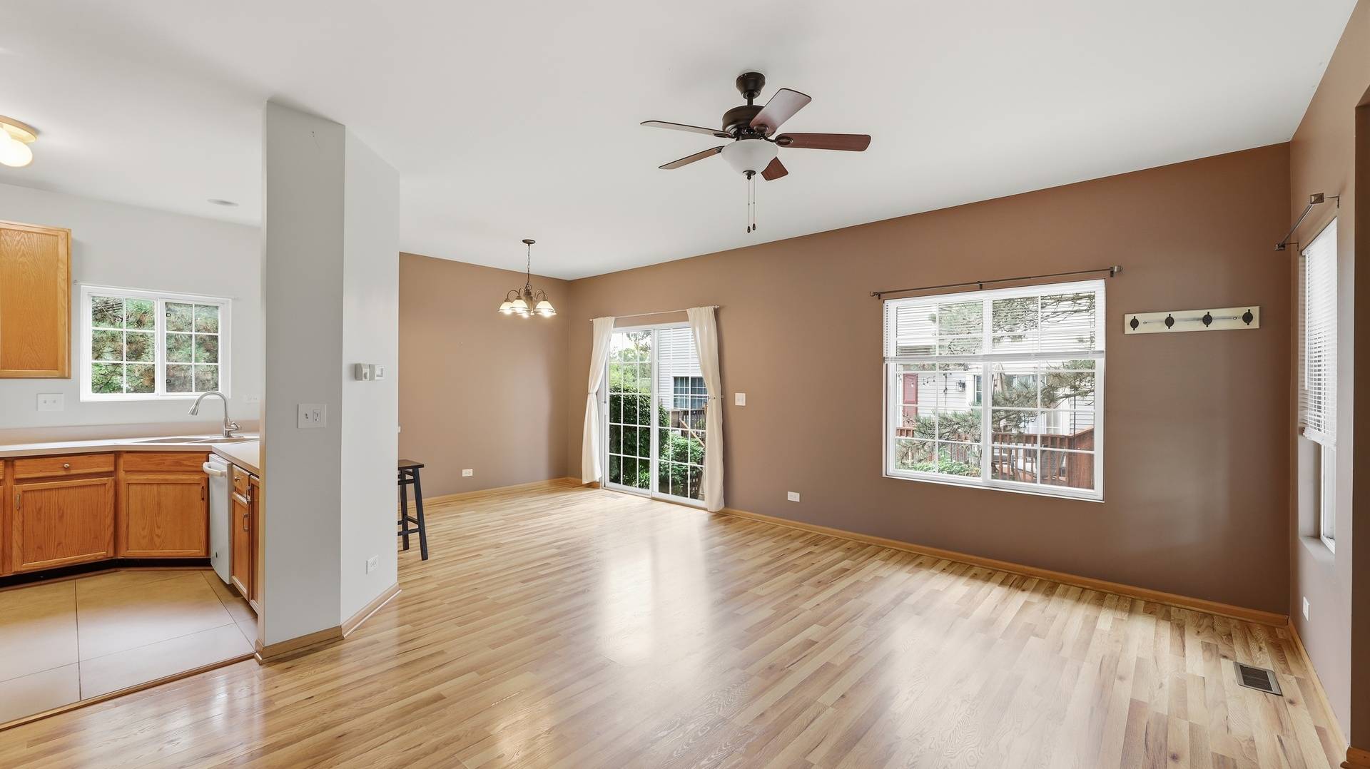 3 Windsor CIR #A, South Elgin, IL 60177
