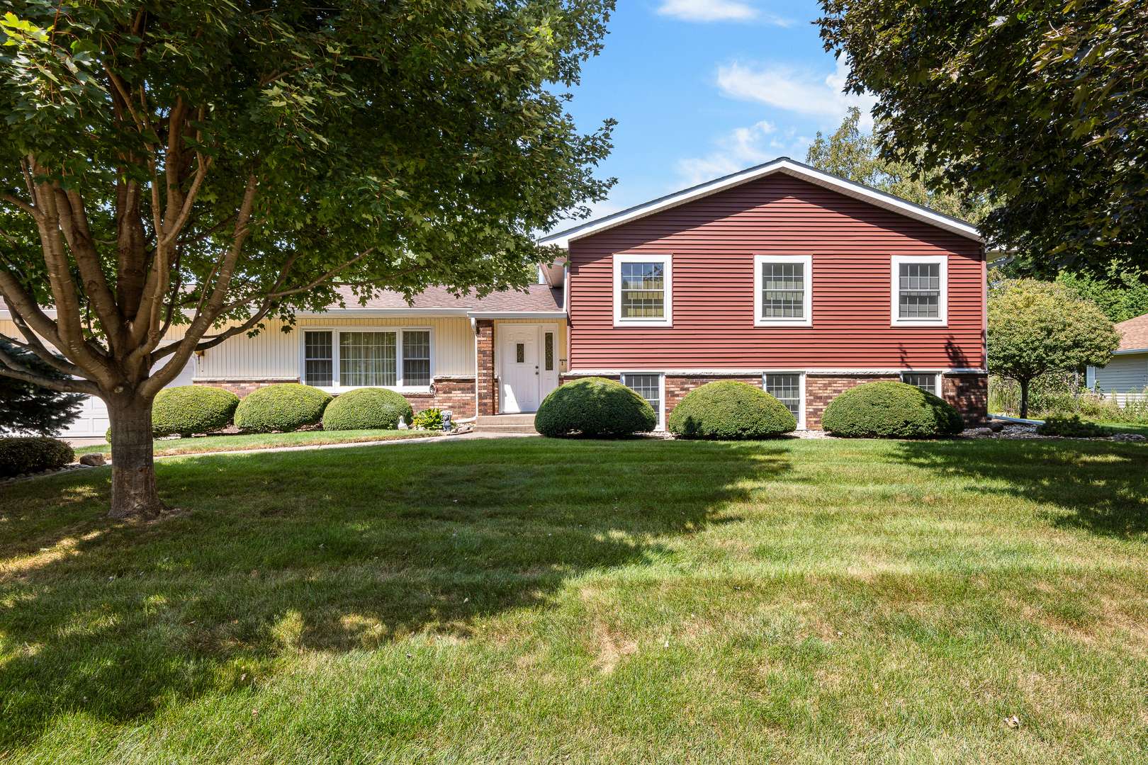 126 W 28th AVE, Coal Valley, IL 61240