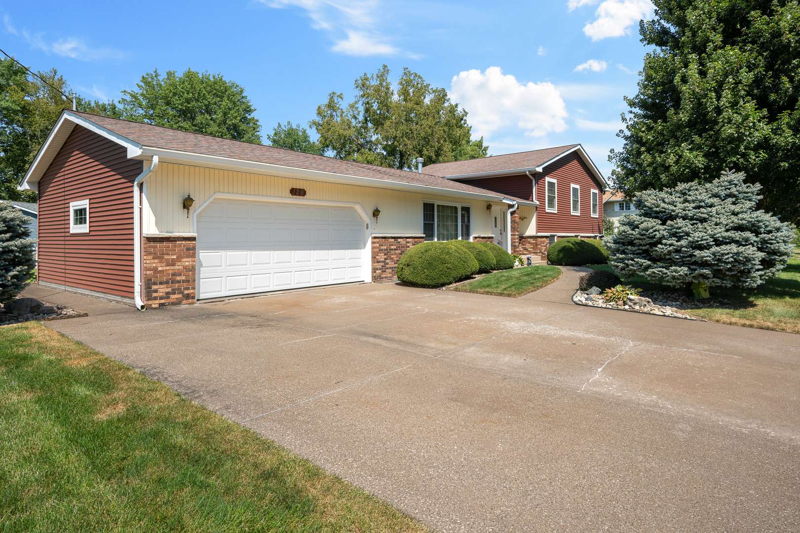 126 W 28th AVE, Coal Valley, IL 61240