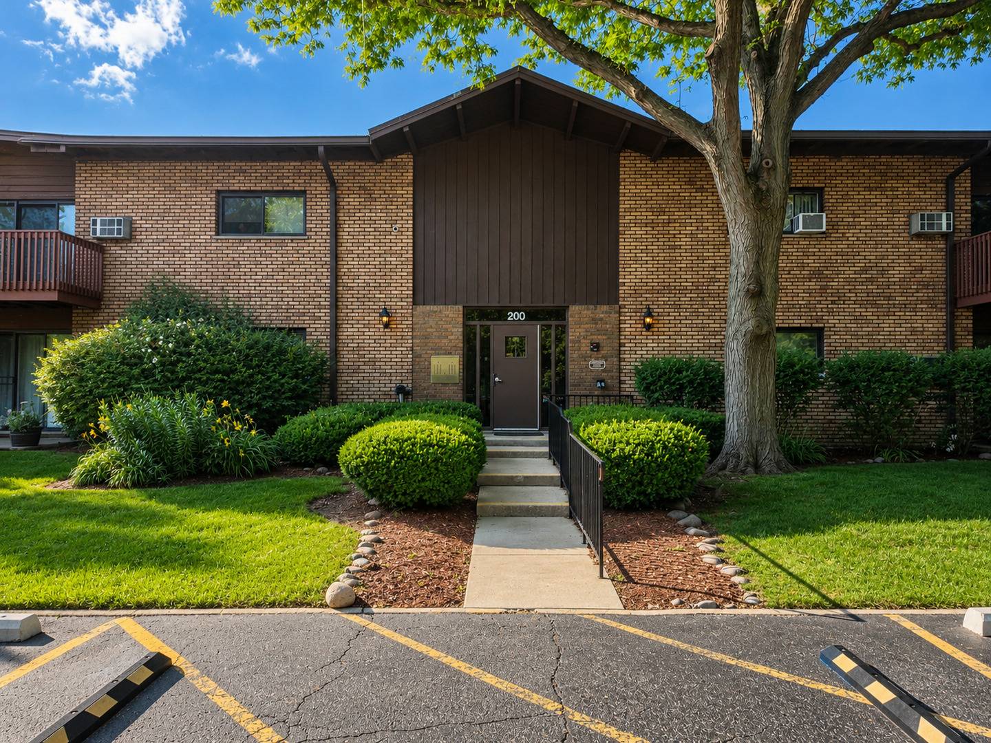 200 Willow LN #C210, Willow Springs, IL 60480