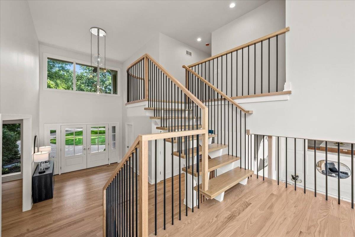 1221 Loch LN, Lake Forest, IL 60045