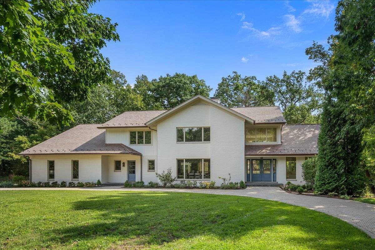 1221 Loch LN, Lake Forest, IL 60045