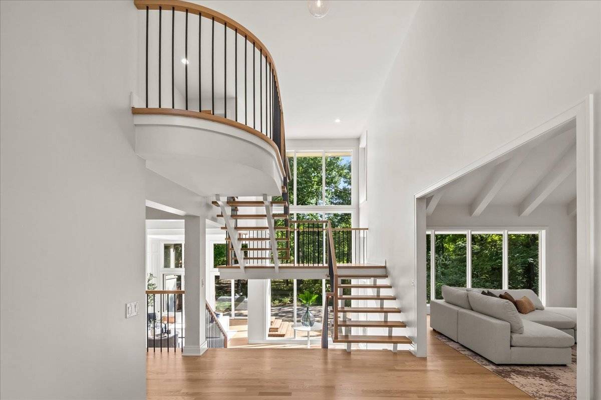 1221 Loch LN, Lake Forest, IL 60045