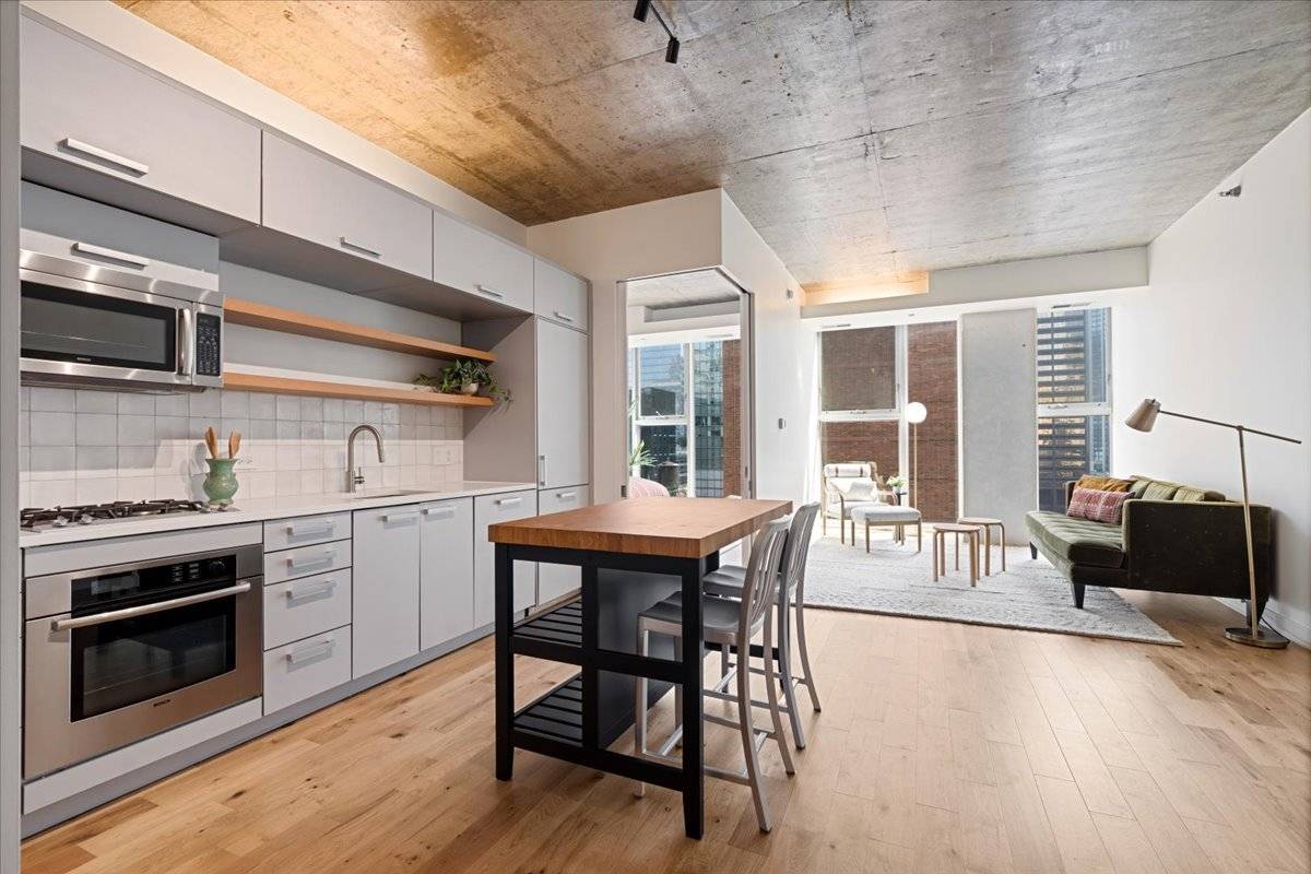 550 N Saint Clair ST #1302, Chicago, IL 60611