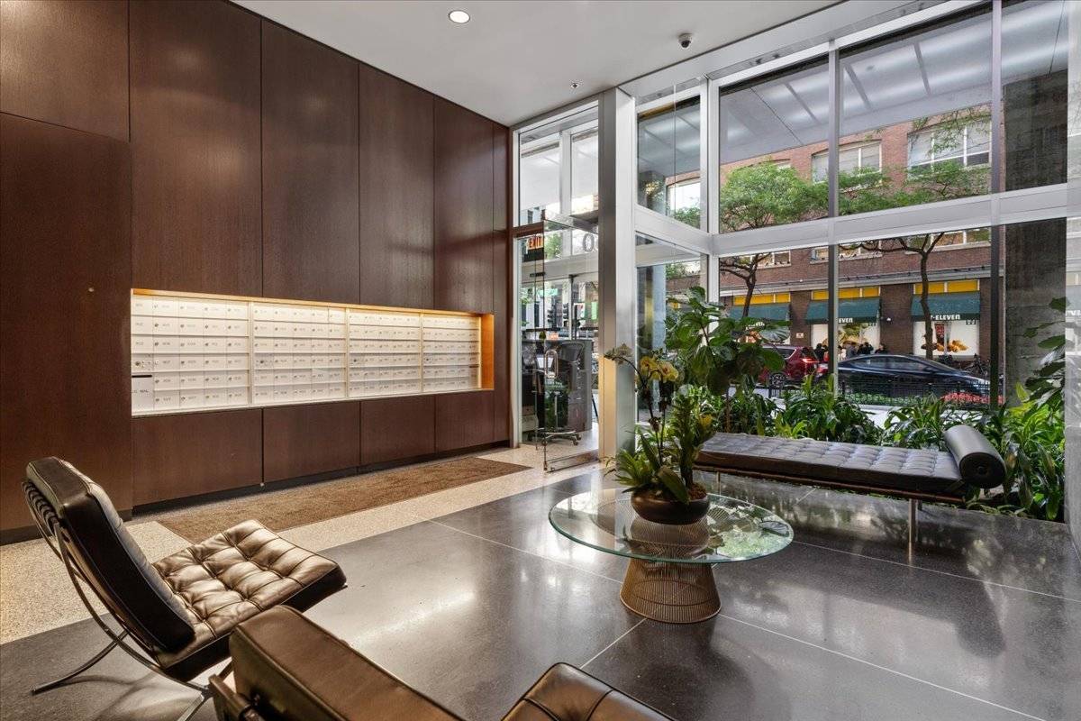 550 N Saint Clair ST #1302, Chicago, IL 60611