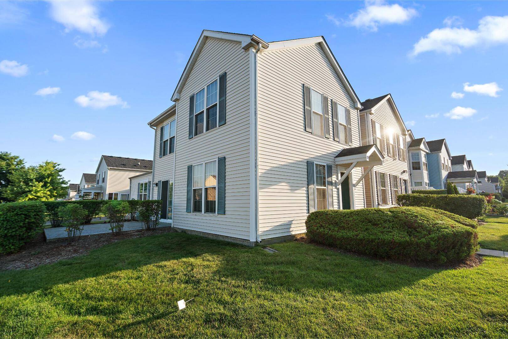 1651 Linden Park LN, Aurora, IL 60504