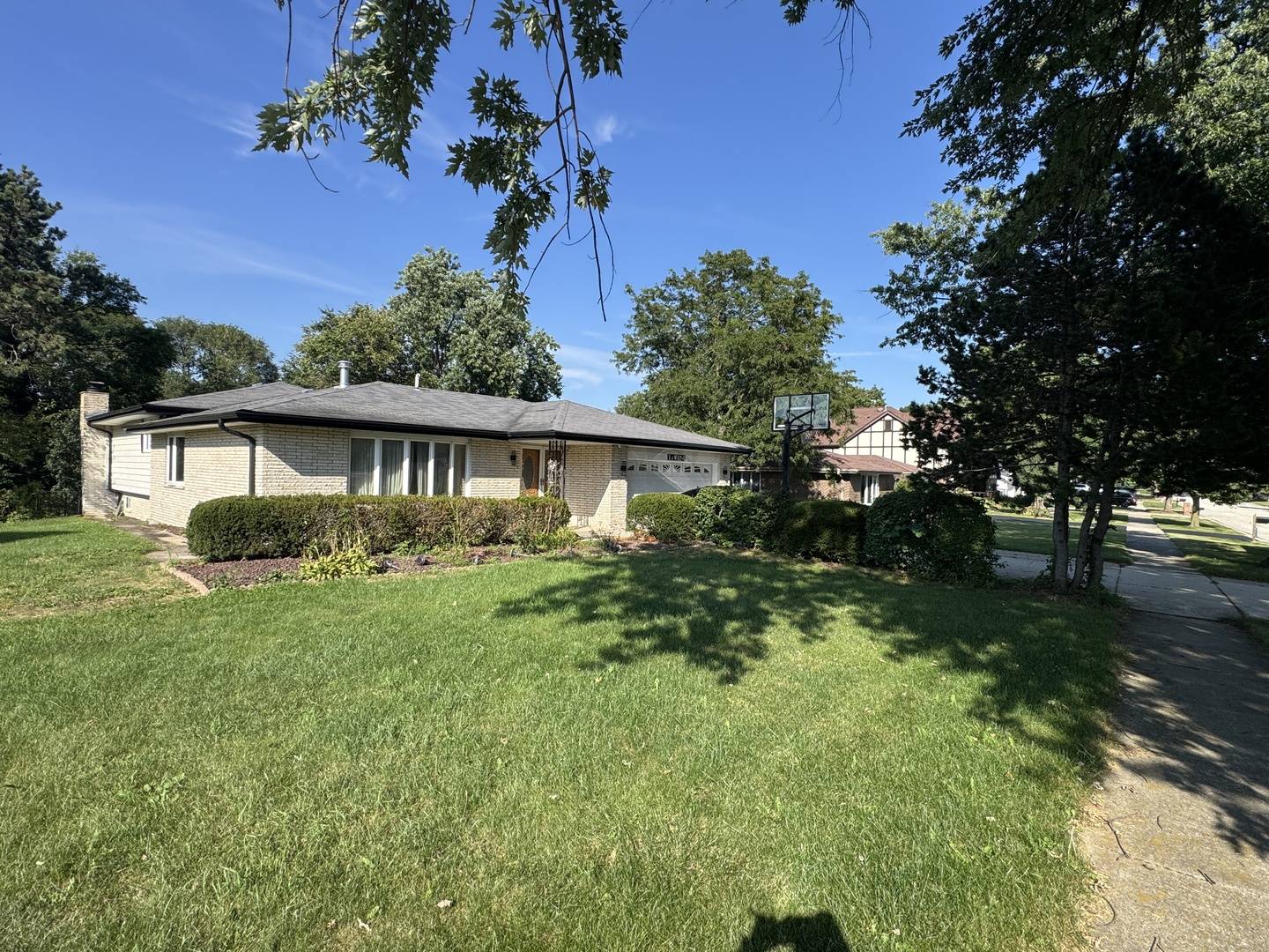 17W154 Terry TRL, Willowbrook, IL 60527