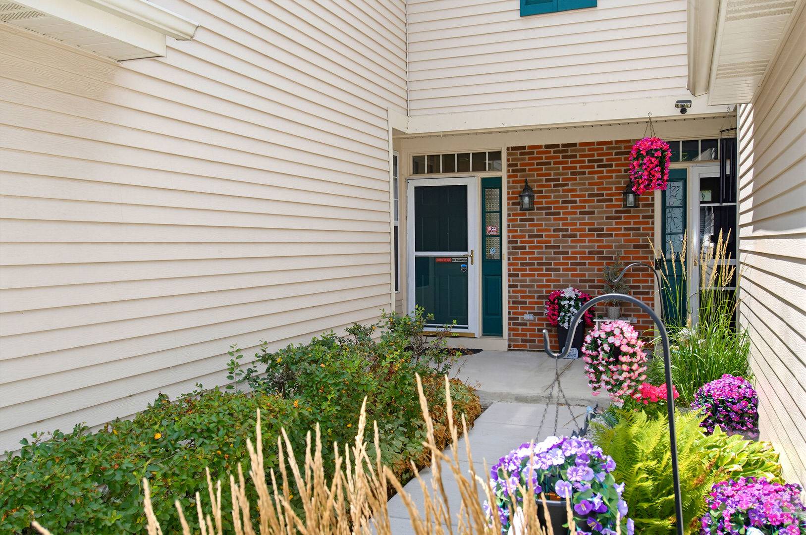 7411 Grandview CT, Carpentersville, IL 60110