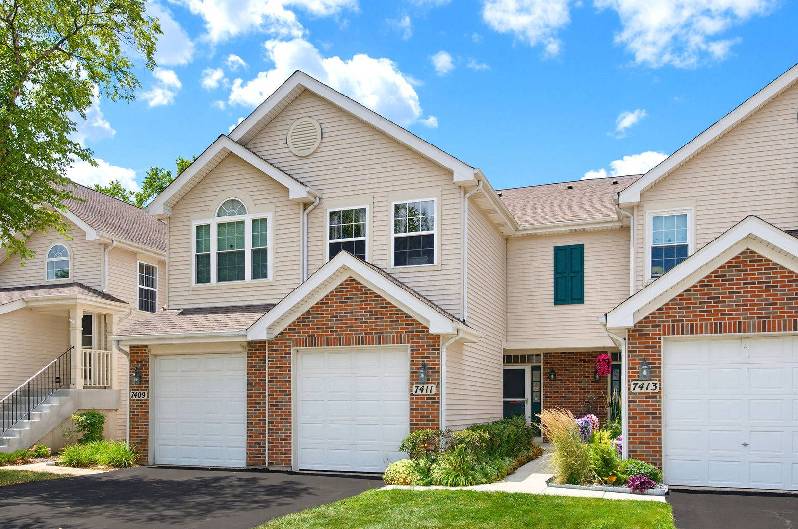 7411 Grandview CT, Carpentersville, IL 60110