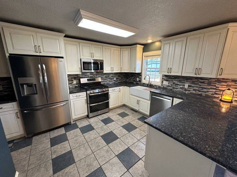 1537 Silver Valley DR, De Witt, IA 52472