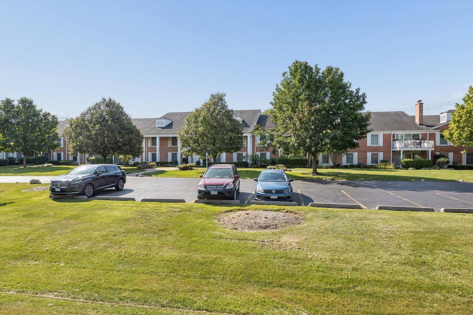 112 Carriage Way DR #110A, Burr Ridge, IL 60527
