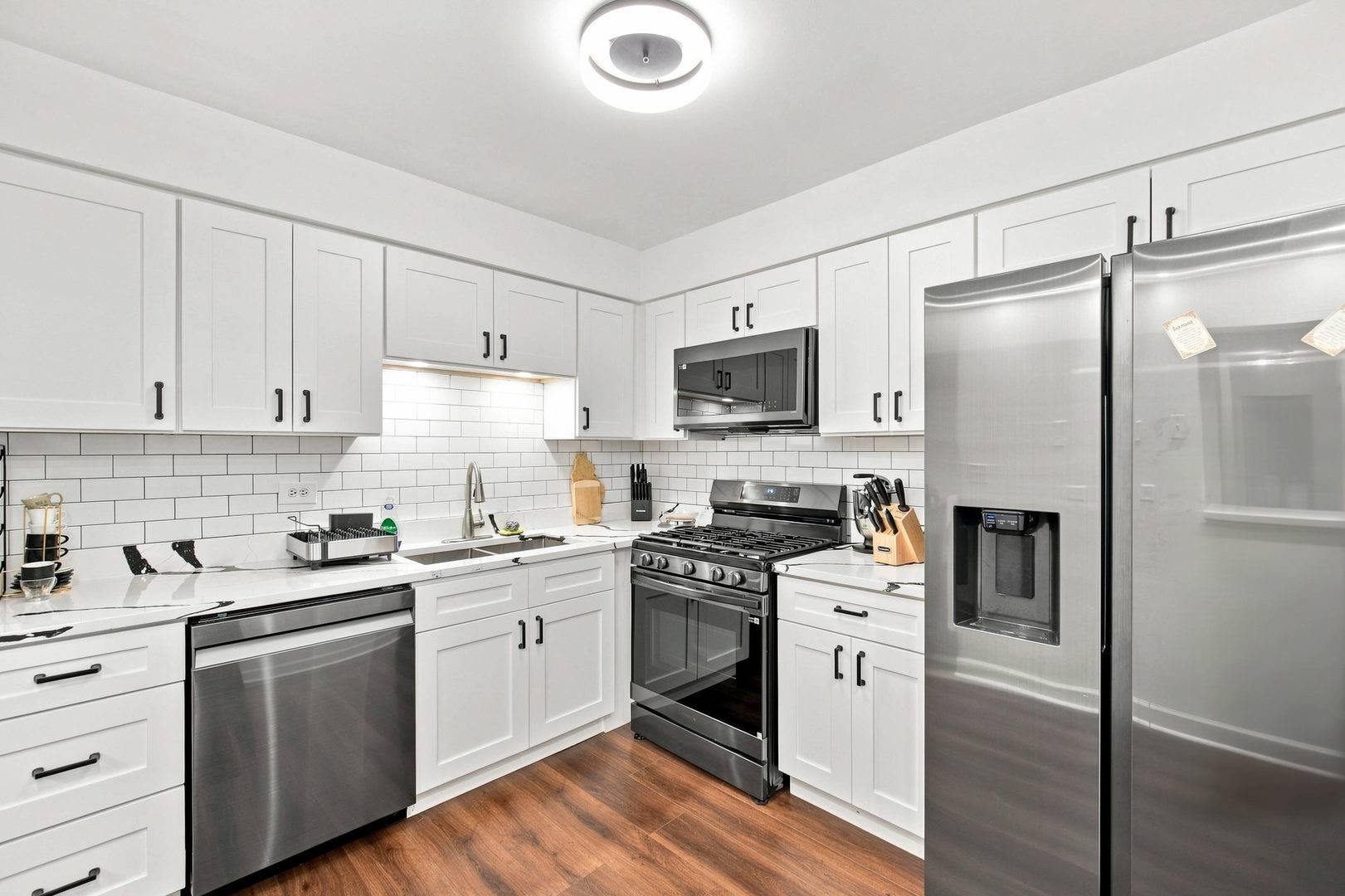 7231 Wolf RD #208, Indian Head Park, IL 60525