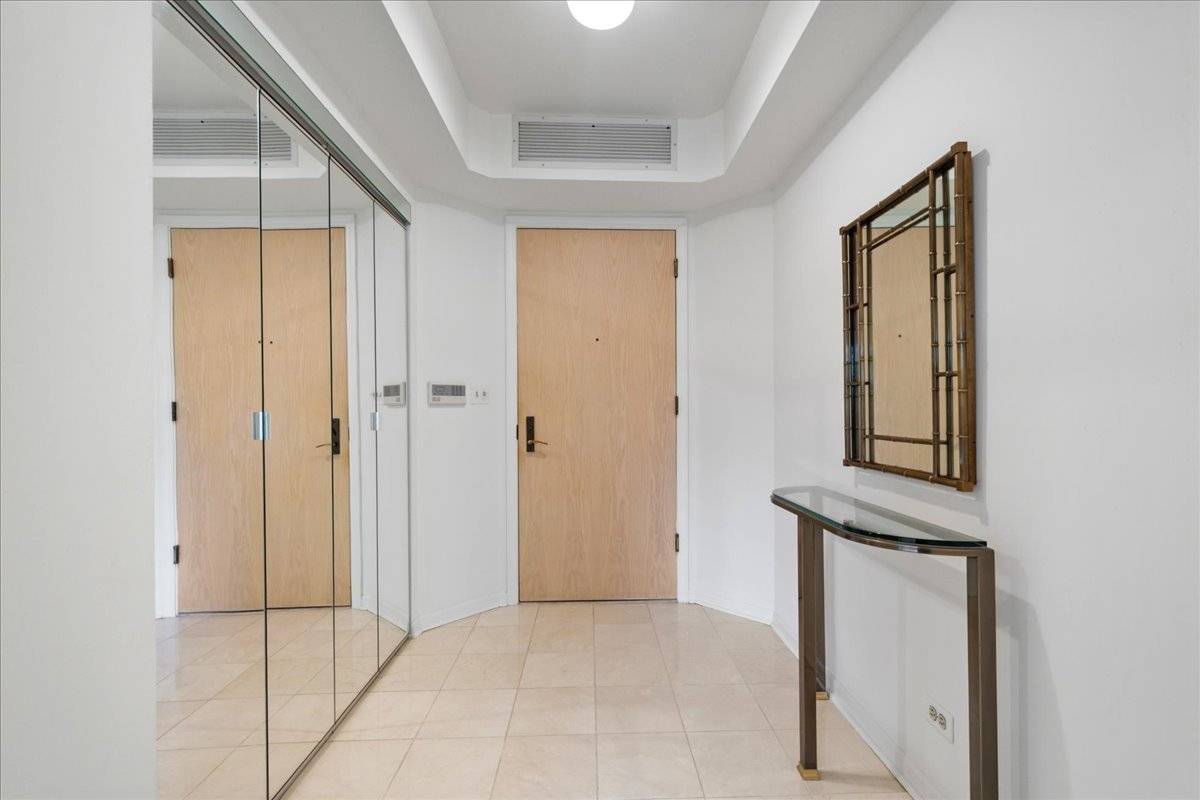 4545 W Touhy AVE W #217W, Lincolnwood, IL 60712