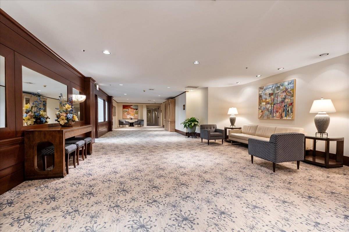 4545 W Touhy AVE W #217W, Lincolnwood, IL 60712