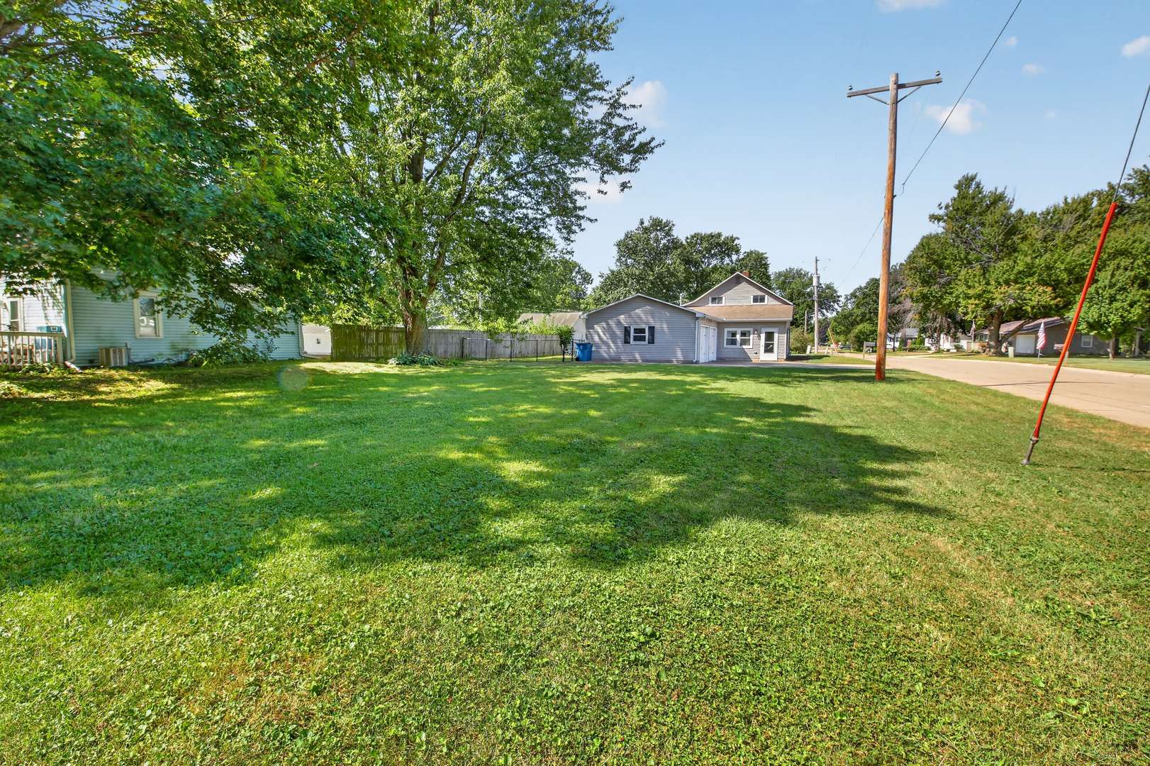 303 W Price ST, Eldridge, IA 52748