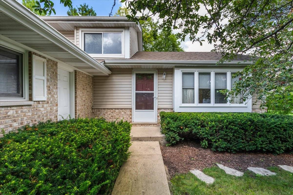 235 Indianwood LN, West Chicago, IL 60185