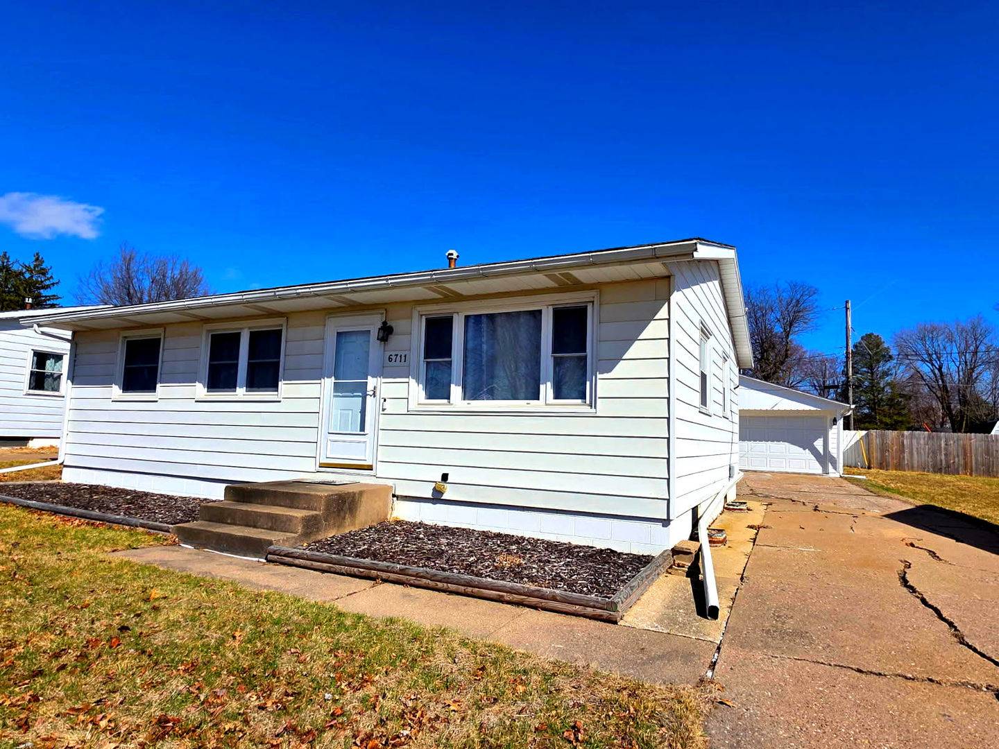 6711 Ridge DR, Davenport, IA 52806