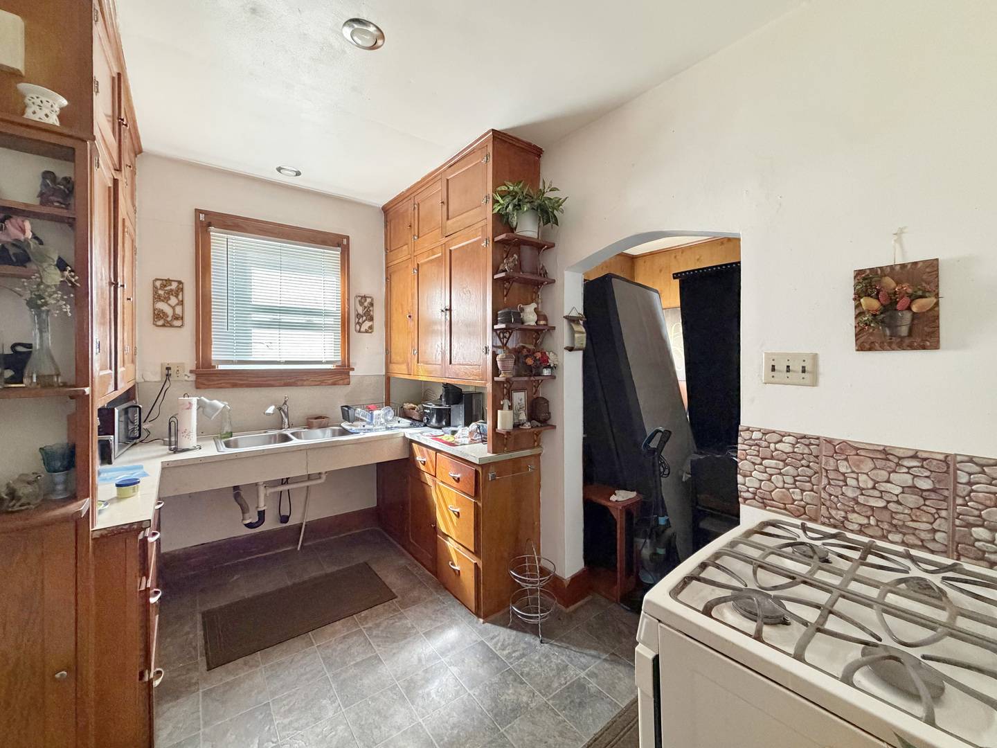 526 E Jefferson ST, Freeport, IL 61032