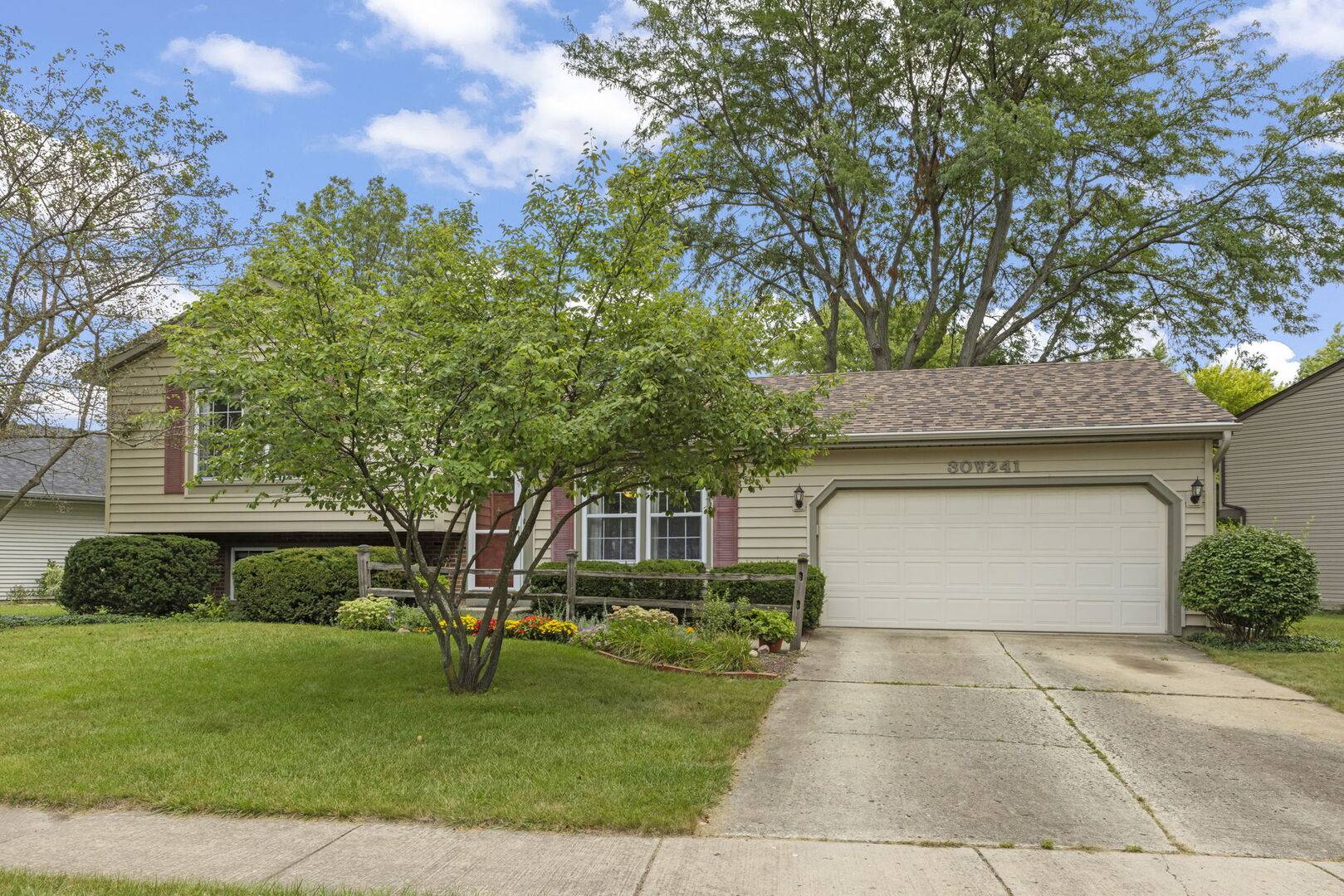 30W241 Bedford LN, Warrenville, IL 60555