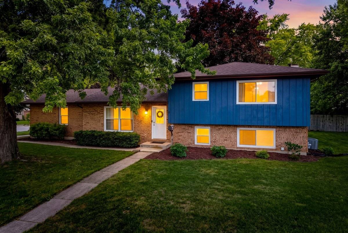 5 Redstart RD, Naperville, IL 60565