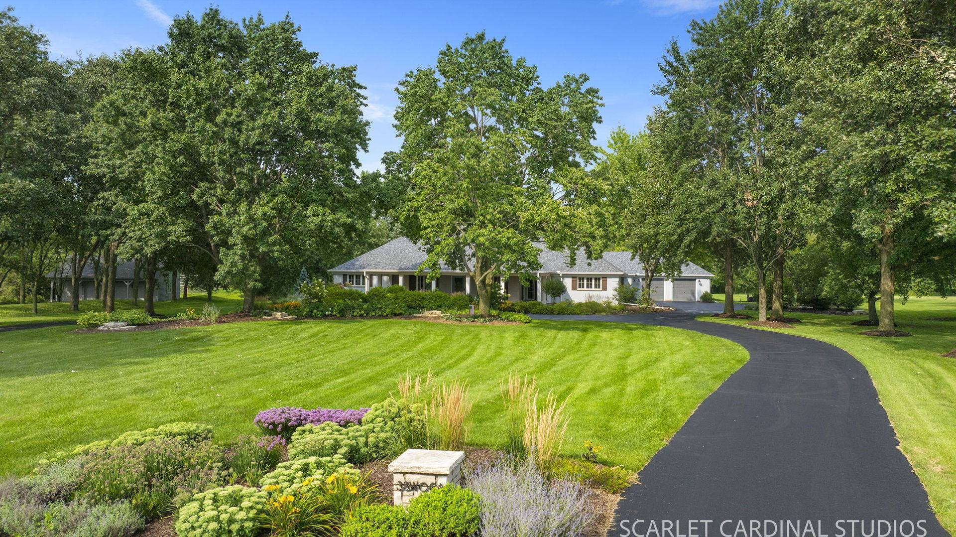 38W064 Tanglewood DR, Batavia, IL 60510