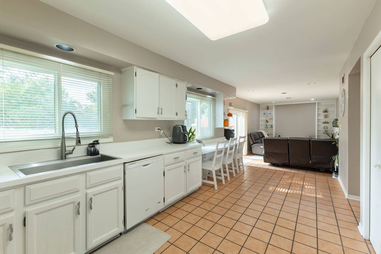 520 Highland Grove DR, Buffalo Grove, IL 60089