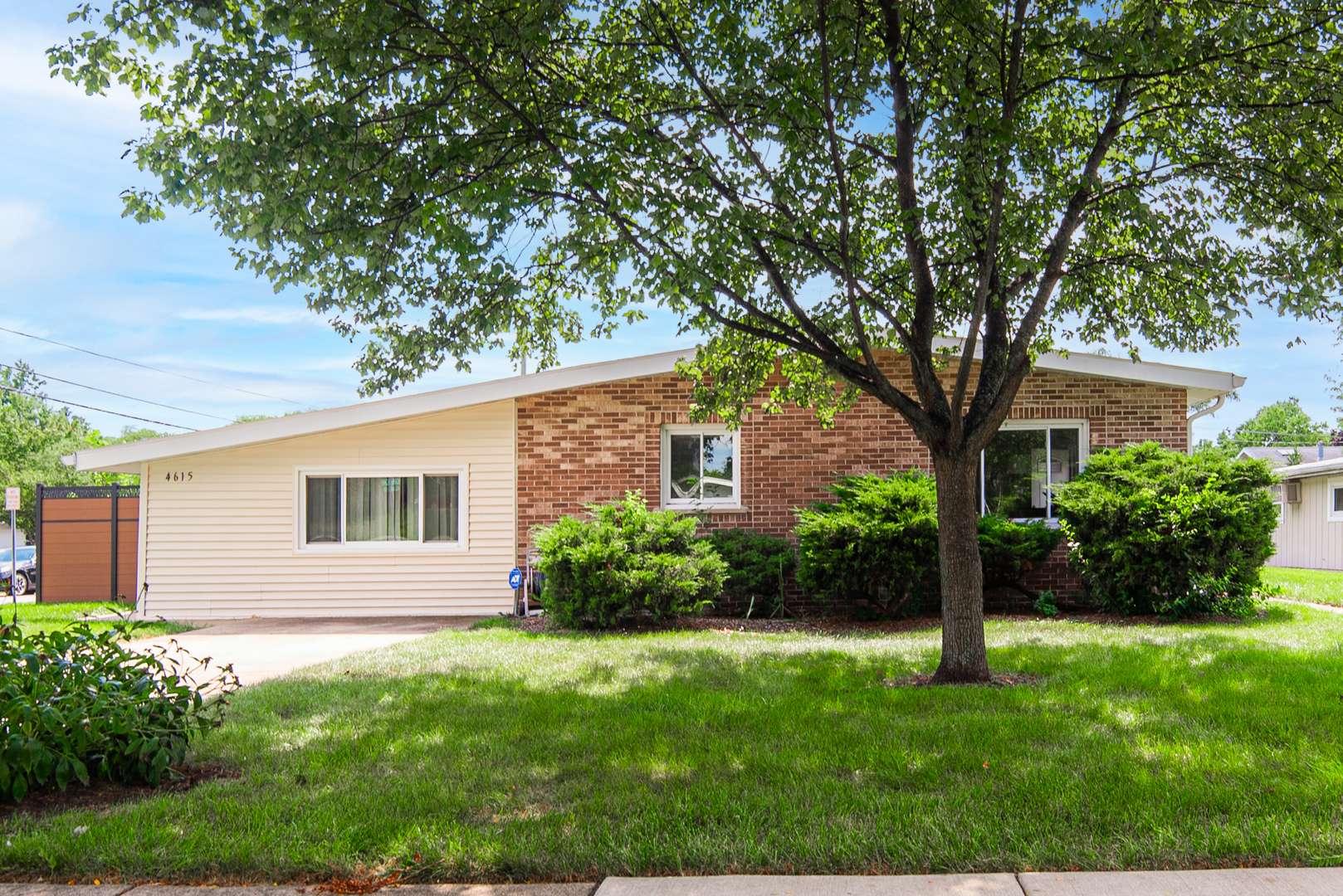 4615 Larch AVE, Glenview, IL 60025