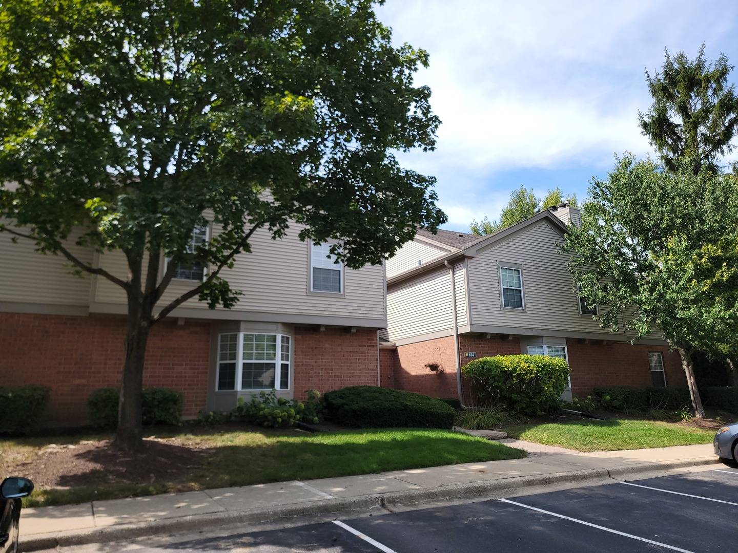 137 White Oak CT #1, Schaumburg, IL 60195