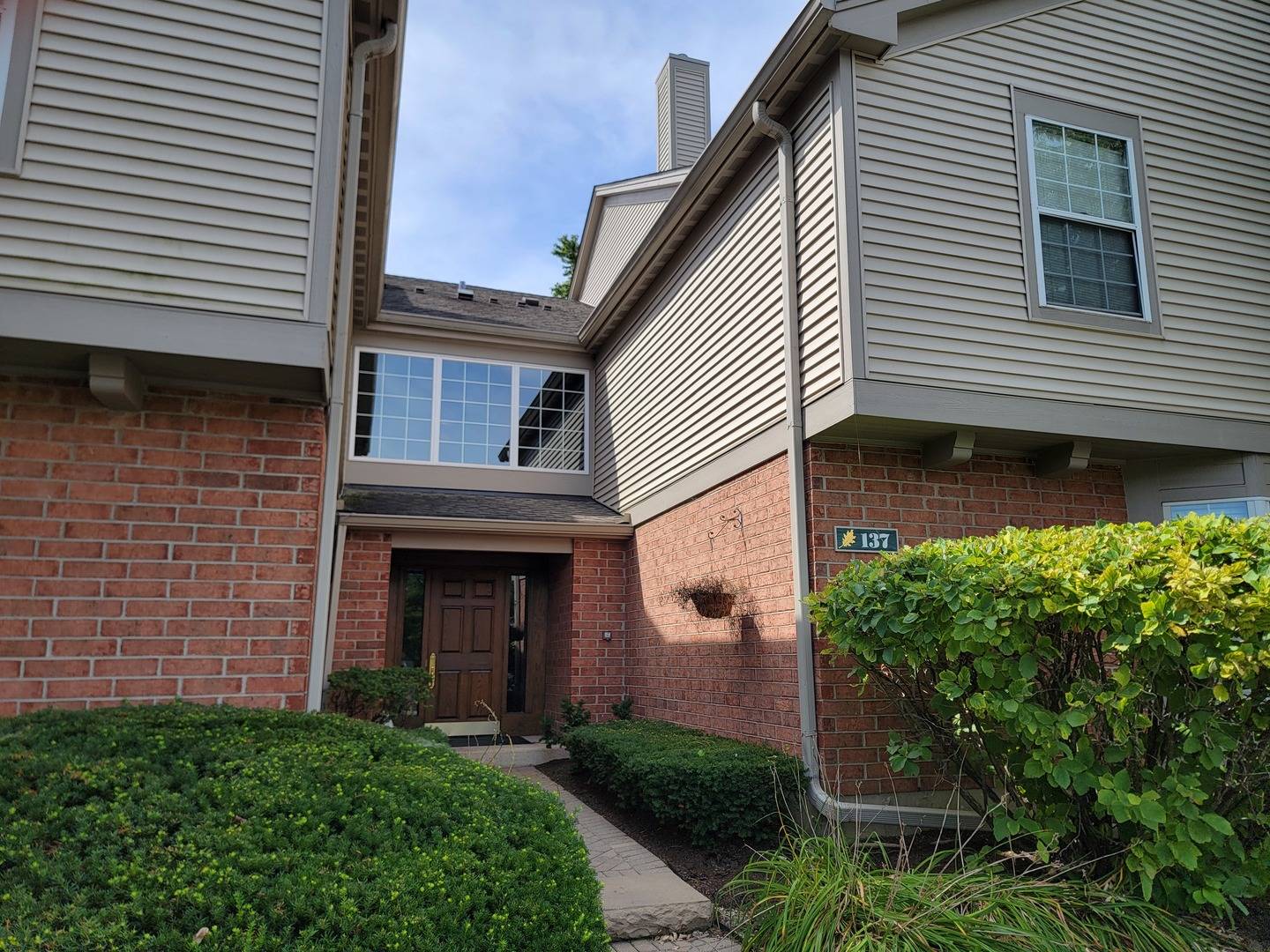 137 White Oak CT #1, Schaumburg, IL 60195