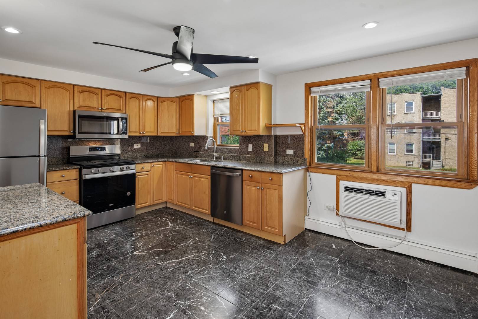 4928 N Lester AVE #2B, Chicago, IL 60630
