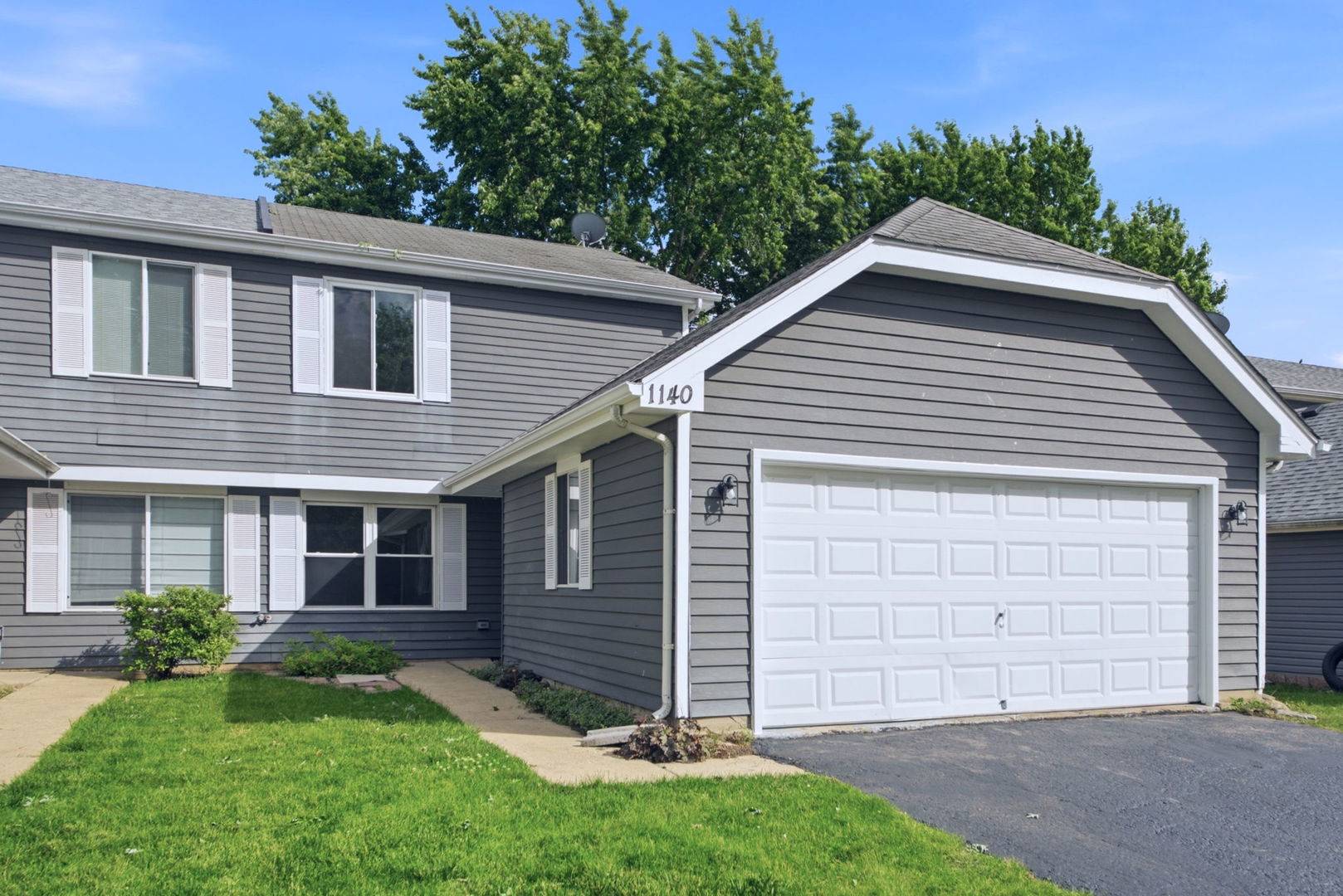1140 Brunswick LN, Aurora, IL 60504