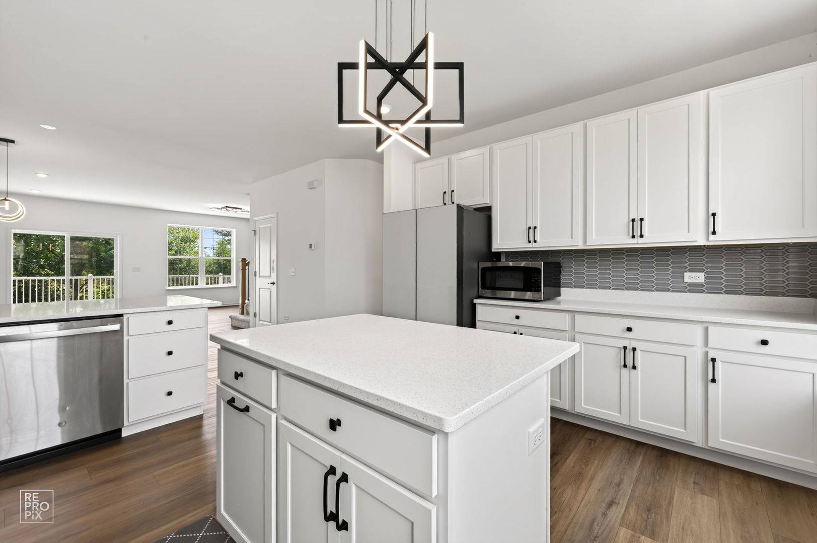 707 Neubauer CIR #603, Lindenhurst, IL 60046