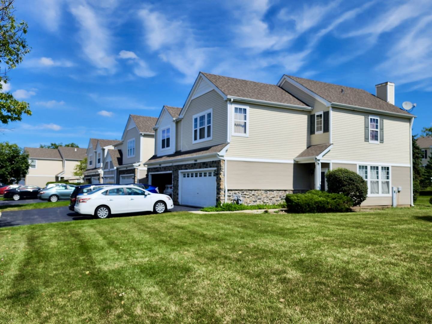 1904 Cobblestone DR #1904, Carpentersville, IL 60110