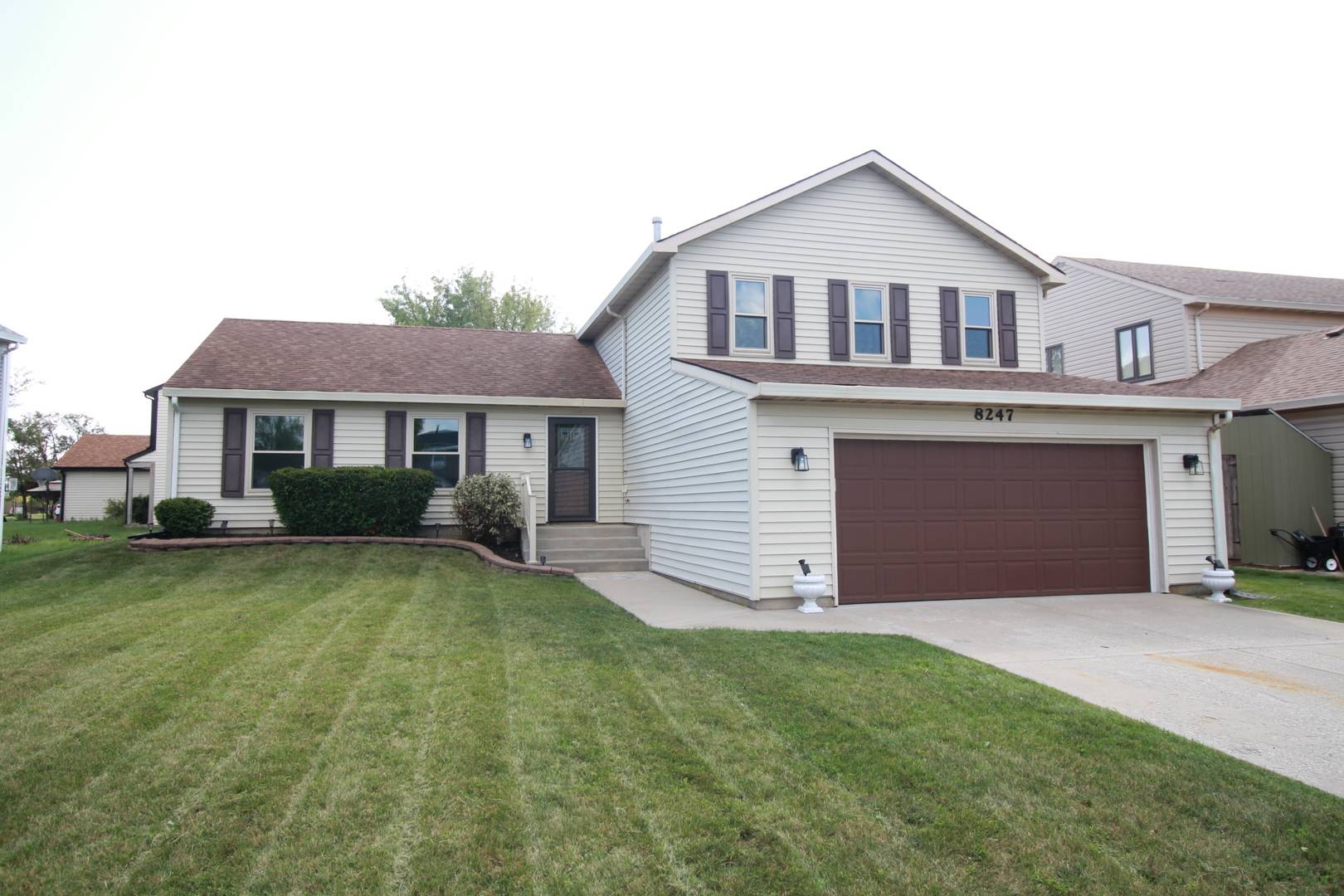 8247 W Wintergreen DR, Frankfort, IL 60423