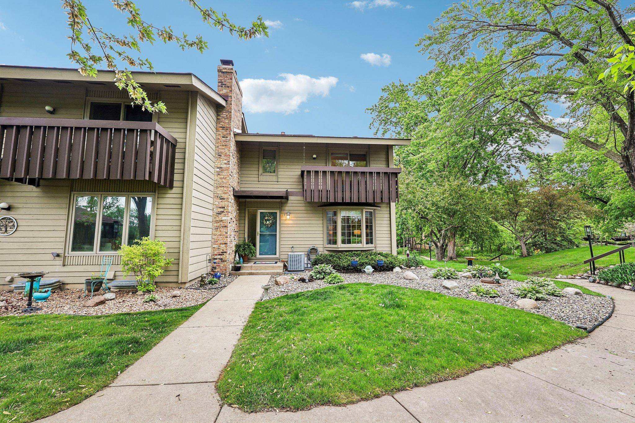 28 Birnamwood DR, Burnsville, MN 55337