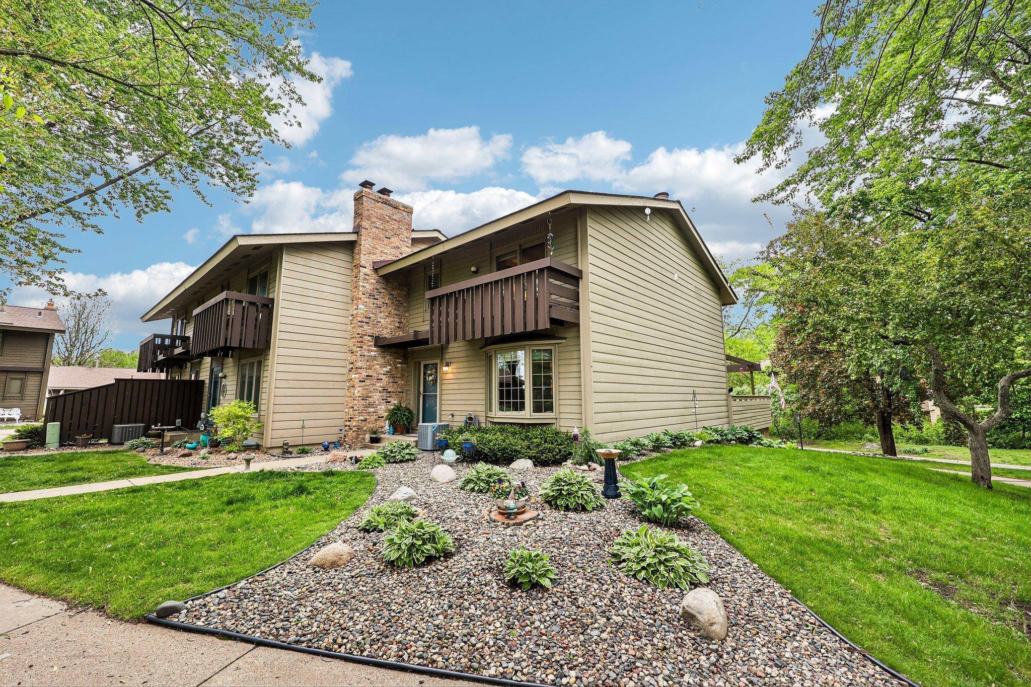 28 Birnamwood DR, Burnsville, MN 55337