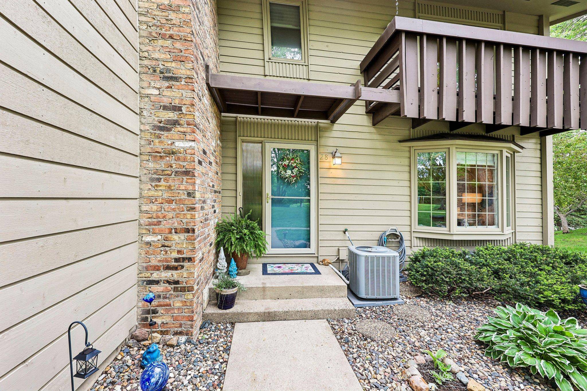 28 Birnamwood DR, Burnsville, MN 55337