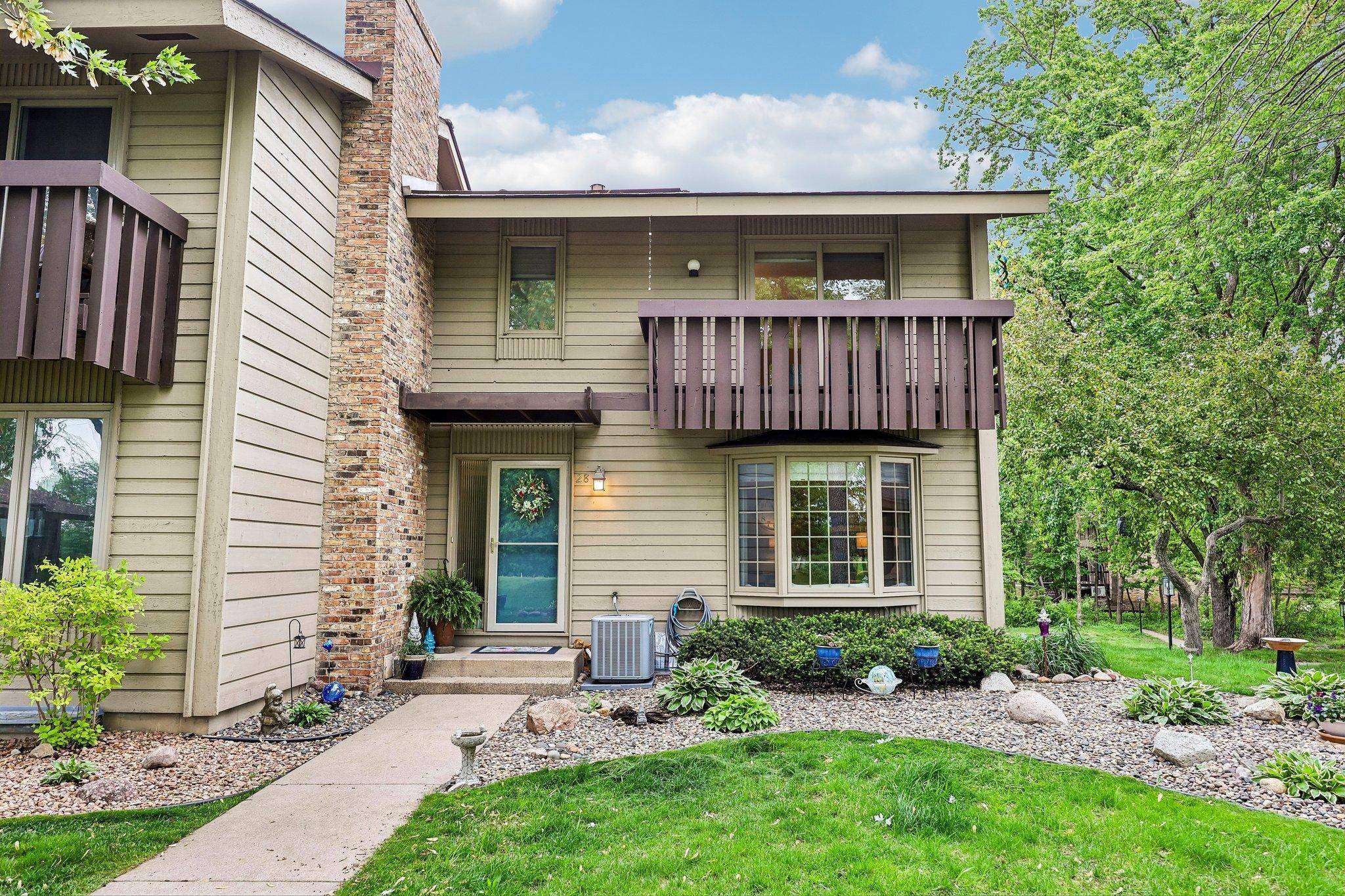 28 Birnamwood DR, Burnsville, MN 55337