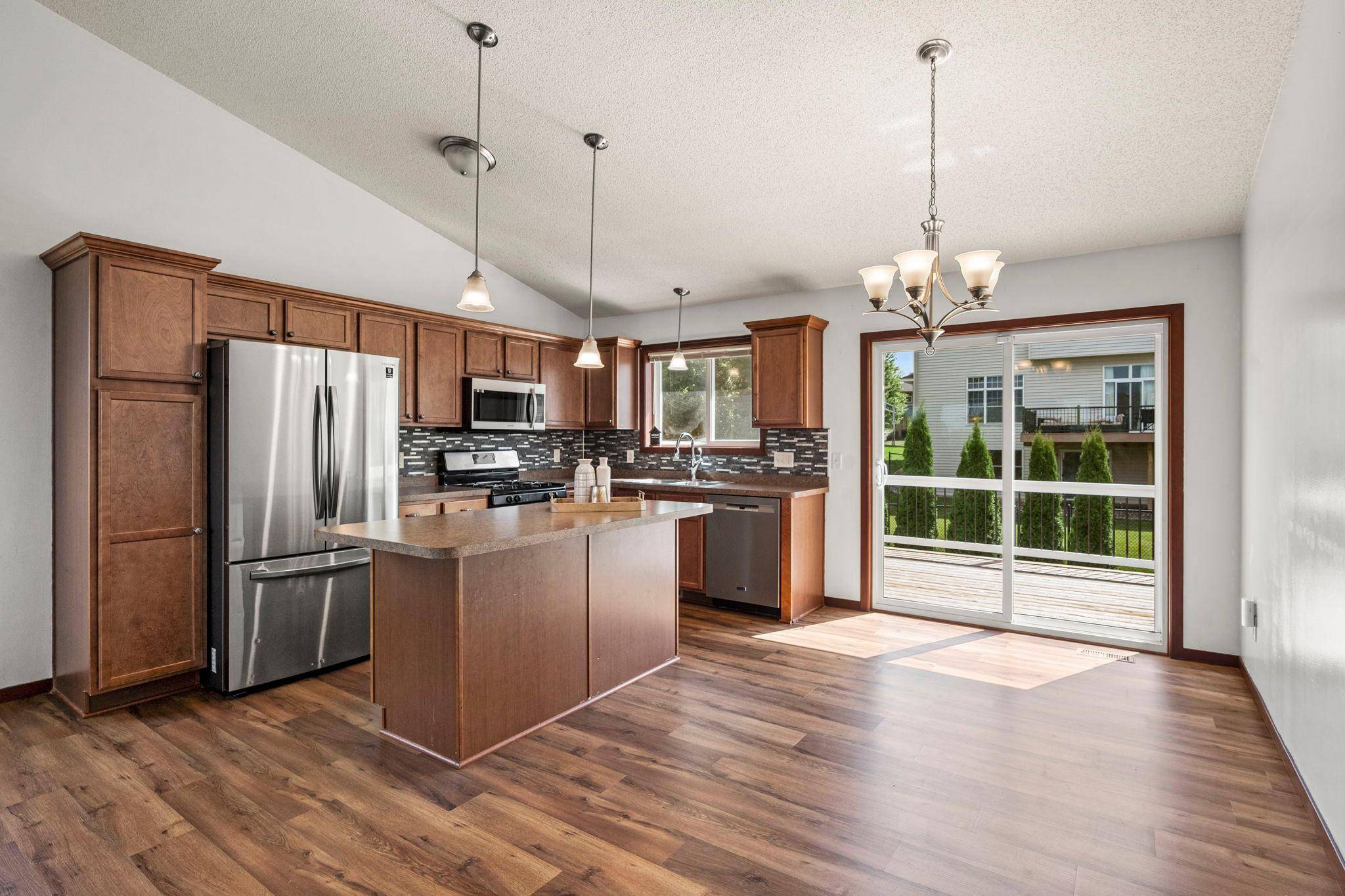 526 Hackney AVE, Shakopee, MN 55379