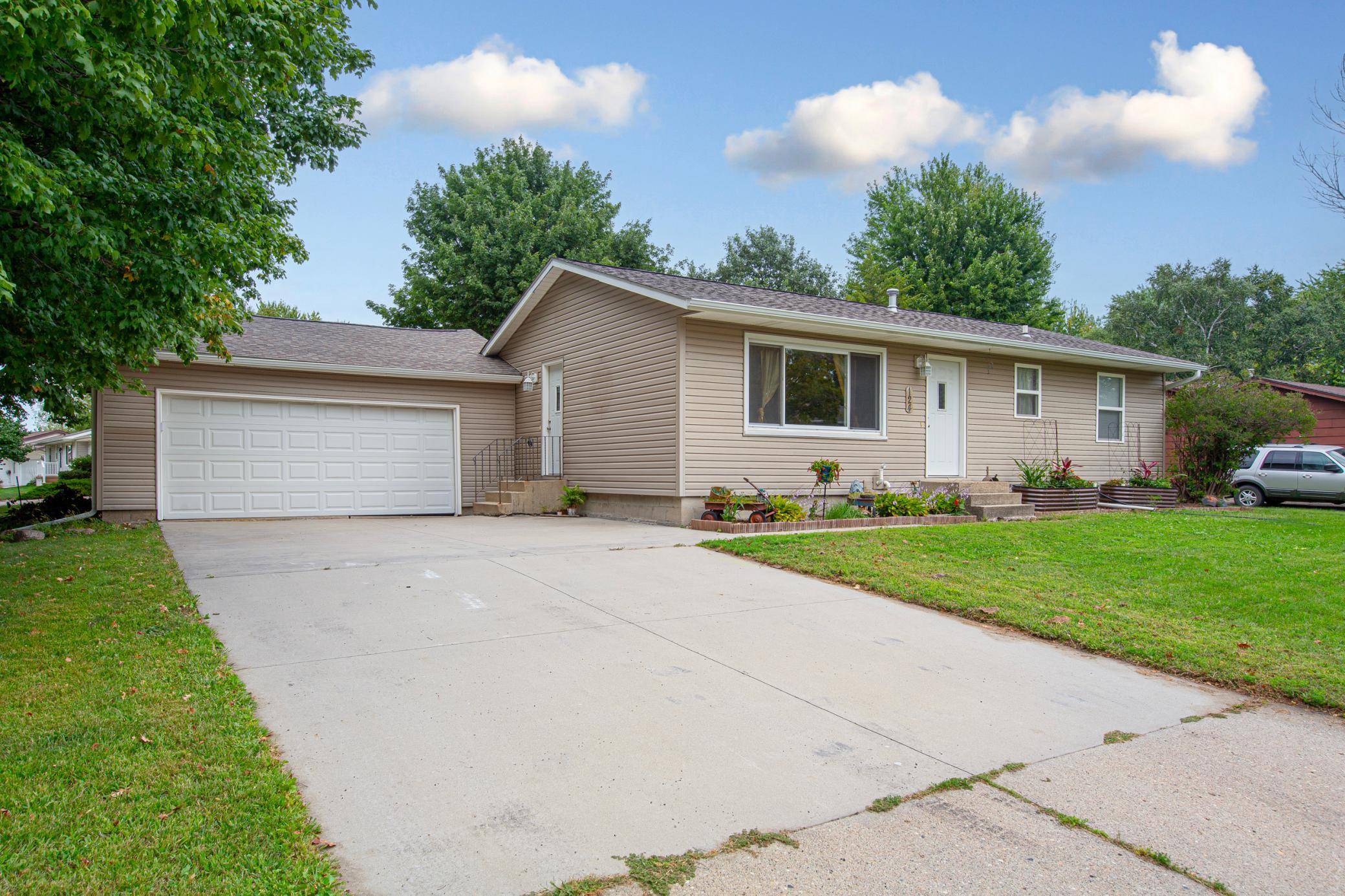 124 13th AVE NW, Waseca, MN 56093