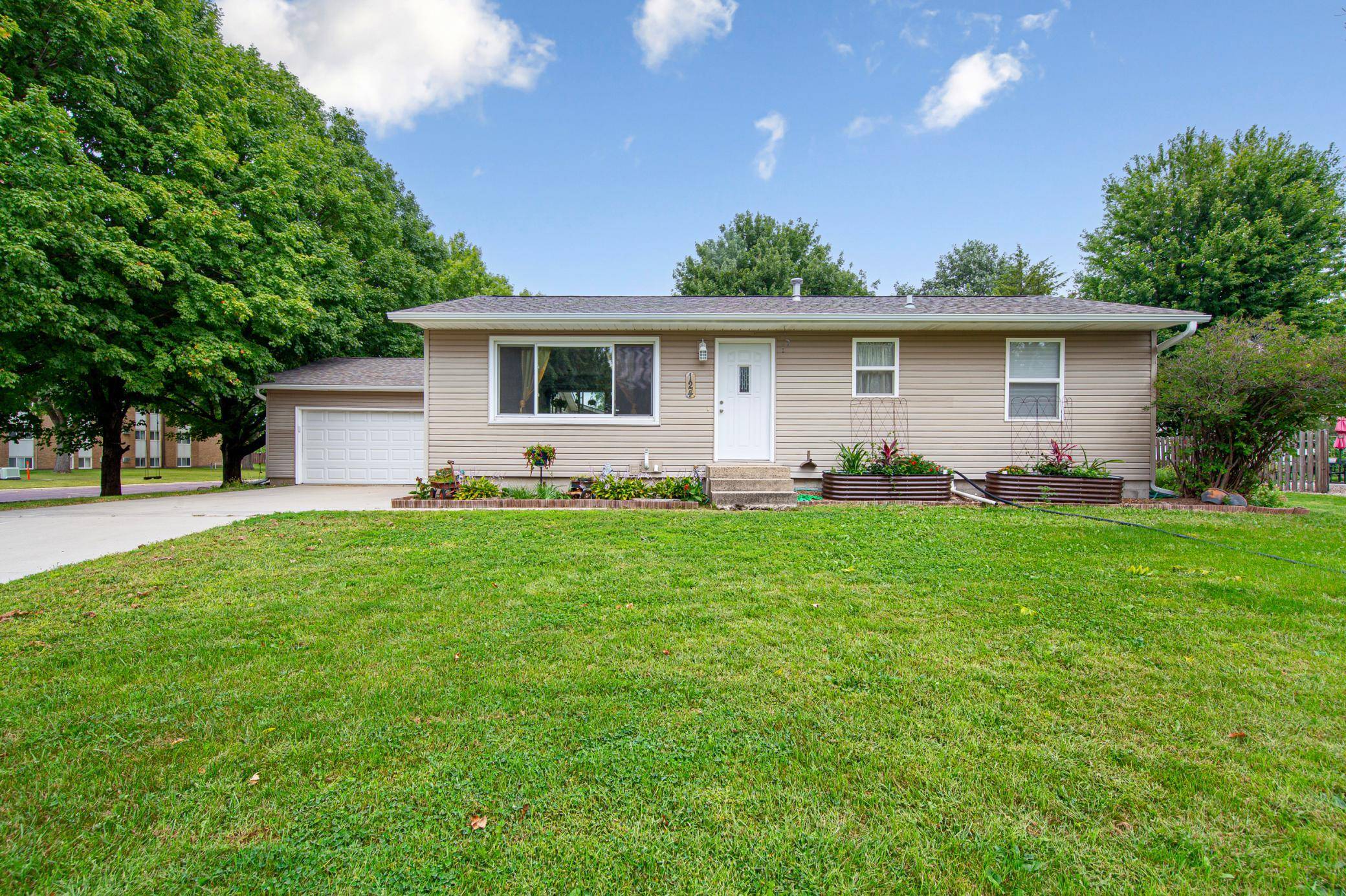 124 13th AVE NW, Waseca, MN 56093