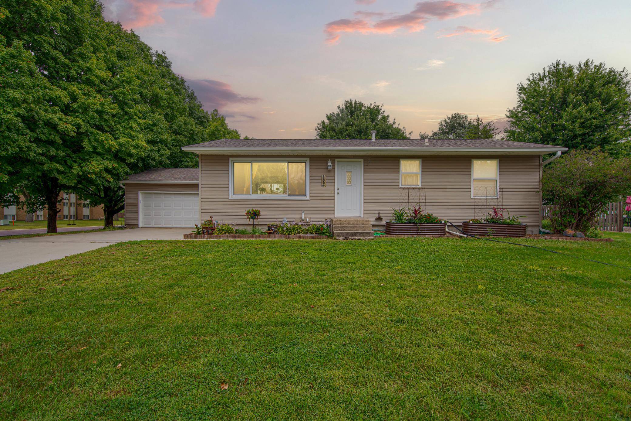 124 13th AVE NW, Waseca, MN 56093