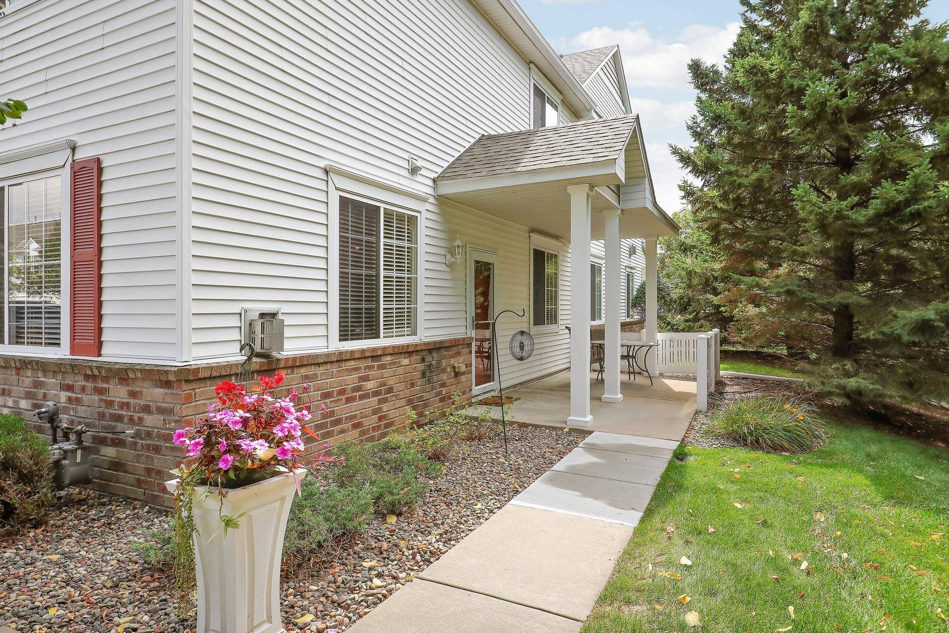 10881 Oak Grove CIR #B, Woodbury, MN 55129